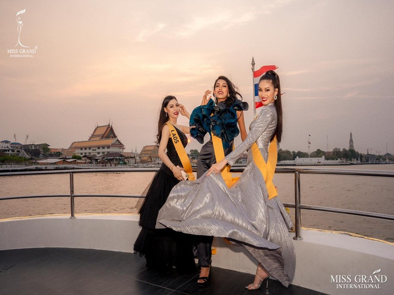 Đại diện Việt Nam luôn giữ vẻ rạng rỡ khi dự tiệc.