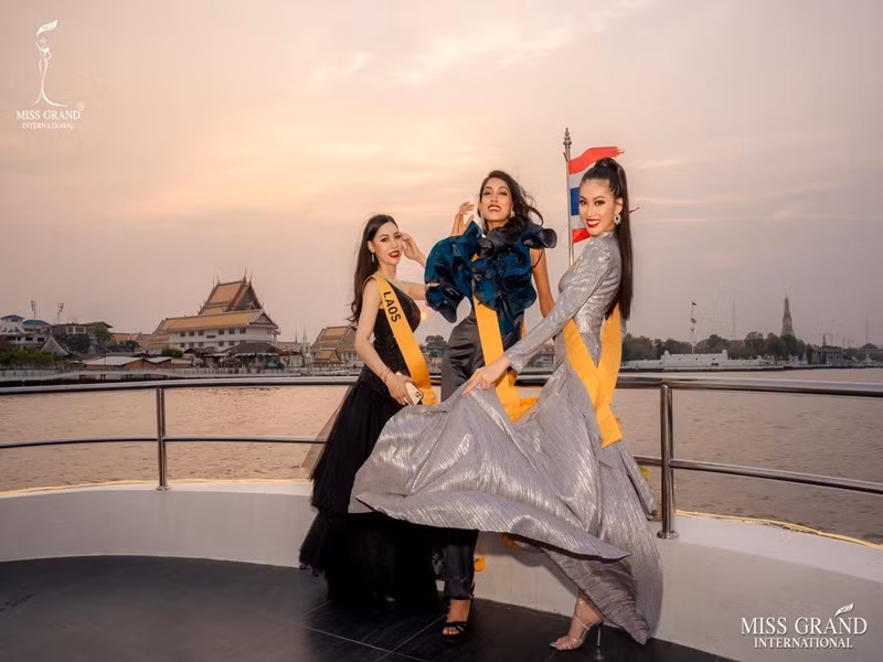 Đại diện Việt Nam luôn giữ vẻ rạng rỡ khi dự tiệc.