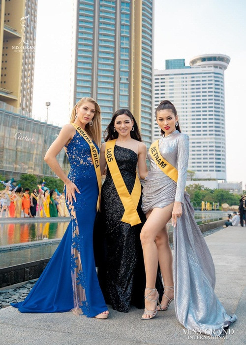Các thí sinh của cuộc thi Miss Grand International 2020 - Hoa hậu Hòa bình Quốc tế 2020 vừa tham gia buổi tiệc trên du thuyền. Đây là một trong số những hoạt động chính thức đầu tiên của dàn người đẹp sau 14 ngày cách ly. Đại diện Việt Nam - Á hậu Ngọc Thảo diện váy ngắn ôm sát với phần tà bay bổng tại buổi tiệc trên du thuyền.