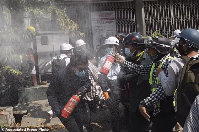 Hang chuc nghin nguoi Myanmar bieu tinh, canh sat no sung o co do Baga-Hinh-3