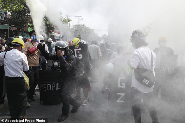 Hang chuc nghin nguoi Myanmar bieu tinh, canh sat no sung o co do Baga-Hinh-9