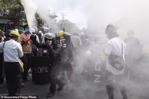Hang chuc nghin nguoi Myanmar bieu tinh, canh sat no sung o co do Baga-Hinh-9
