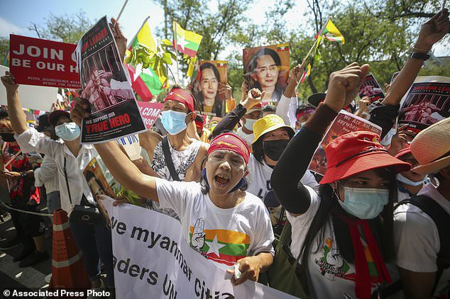 Hang chuc nghin nguoi Myanmar bieu tinh, canh sat no sung o co do Baga-Hinh-12