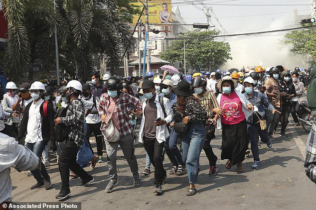Hang chuc nghin nguoi Myanmar bieu tinh, canh sat no sung o co do Baga-Hinh-8