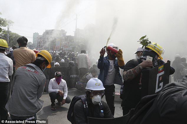 Hang chuc nghin nguoi Myanmar bieu tinh, canh sat no sung o co do Baga-Hinh-7
