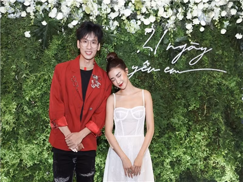 Tuy nhiên, Tuấn Trần và Salim cho rằng sự rung động là việc cần thiết bởi nghĩ rằng muốn khán giả tin vào tình yêu của nhân vật thì diễn viên phải dành cho nhau tình cảm chân thật. Ảnh: Đất Việt