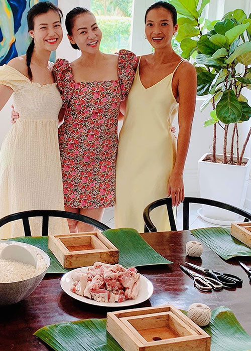 Ở Singapore, cô thường xuyên mời bạn bè đến chơi. Dịp Tết Nguyên đán, Bằng Lăng tổ chức gói bánh chưng cùng Thu Minh và Hoàng Oanh.