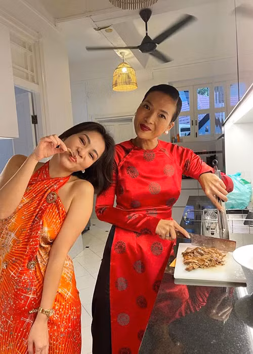 Bằng Lăng thường tự tay nấu món ăn để đãi bạn bè. Ảnh: FBNV