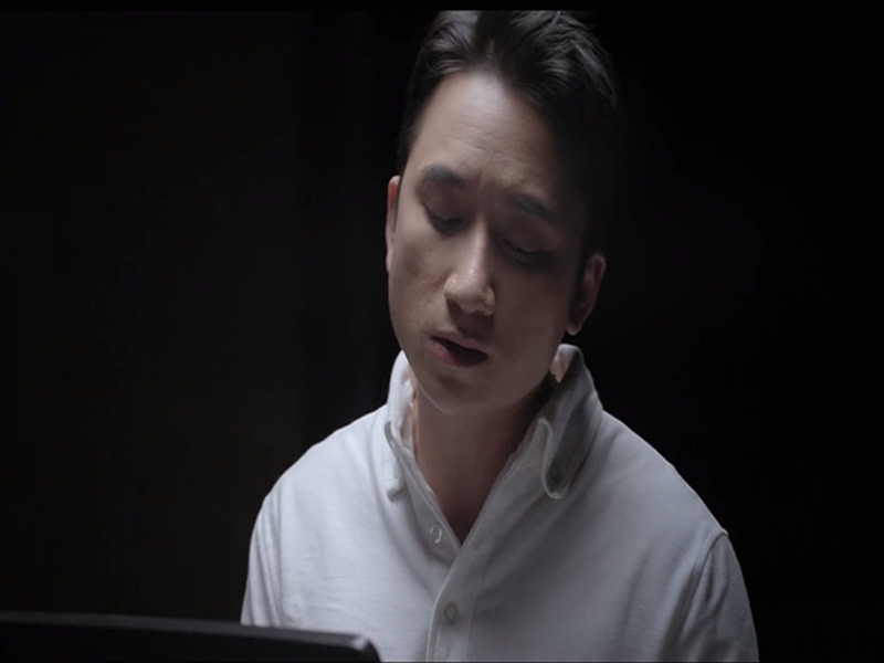 “Sao cha không" là lời người con "trách" cha đầy day dứt: "Sao cha không thảnh thơi nhàn hạ, nhận về buồn phiền không nói được ra?"; "Sao cha không ở cùng con lâu hơn?”. Không chỉ sáng tác, Phan Mạnh Quỳnh còn là người thể hiện ca khúc nhạc phim "Bố già". Ảnh: Vietnamnet