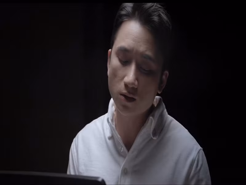 “Sao cha không" là lời người con "trách" cha đầy day dứt: "Sao cha không thảnh thơi nhàn hạ, nhận về buồn phiền không nói được ra?"; "Sao cha không ở cùng con lâu hơn?”. Không chỉ sáng tác, Phan Mạnh Quỳnh còn là người thể hiện ca khúc nhạc phim "Bố già". Ảnh: Vietnamnet