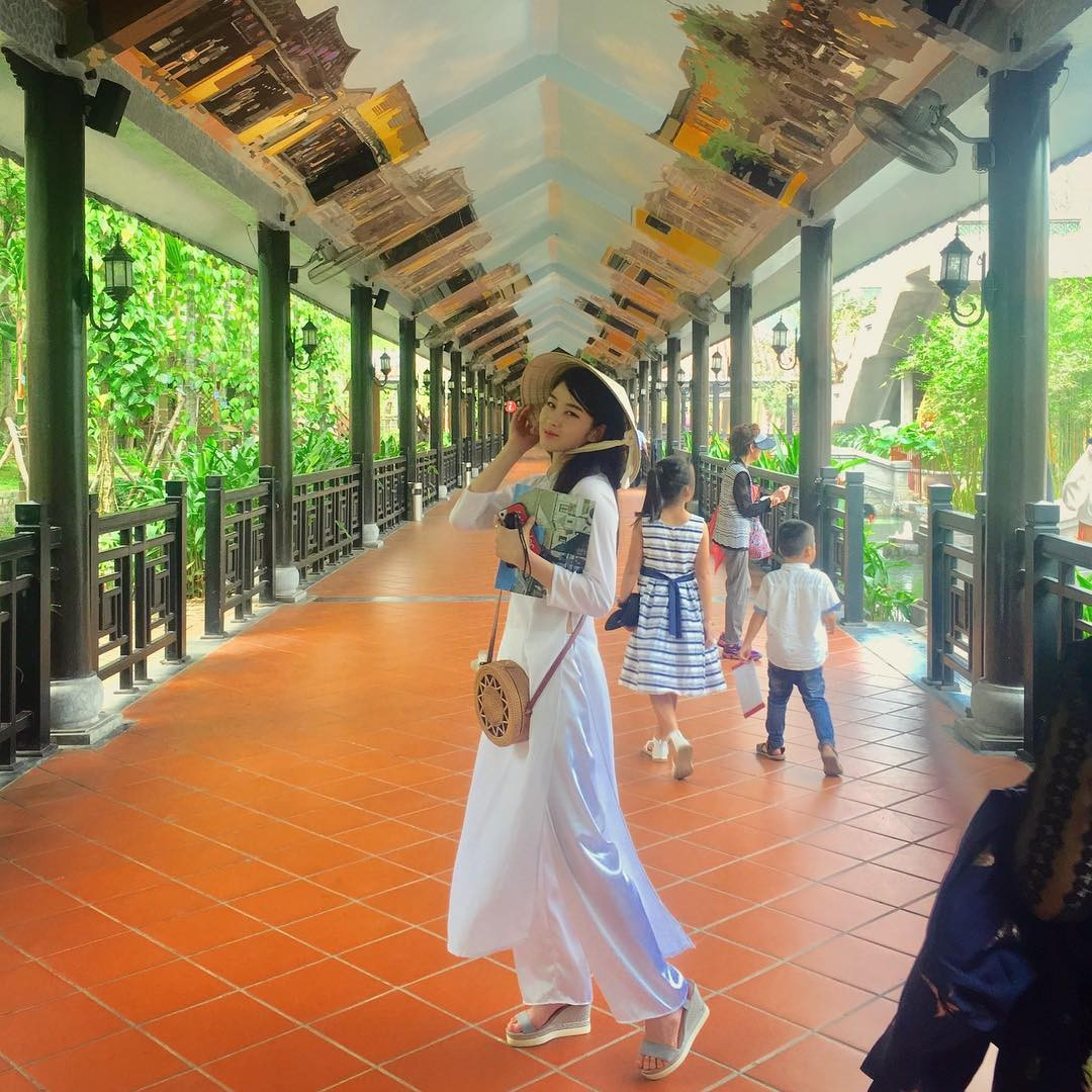 Tháng 3/2019, người đẹp từng đến Việt Nam du lịch. Cô đăng lên Instagram những bức ảnh mặc áo dài trắng và đội nón lá.