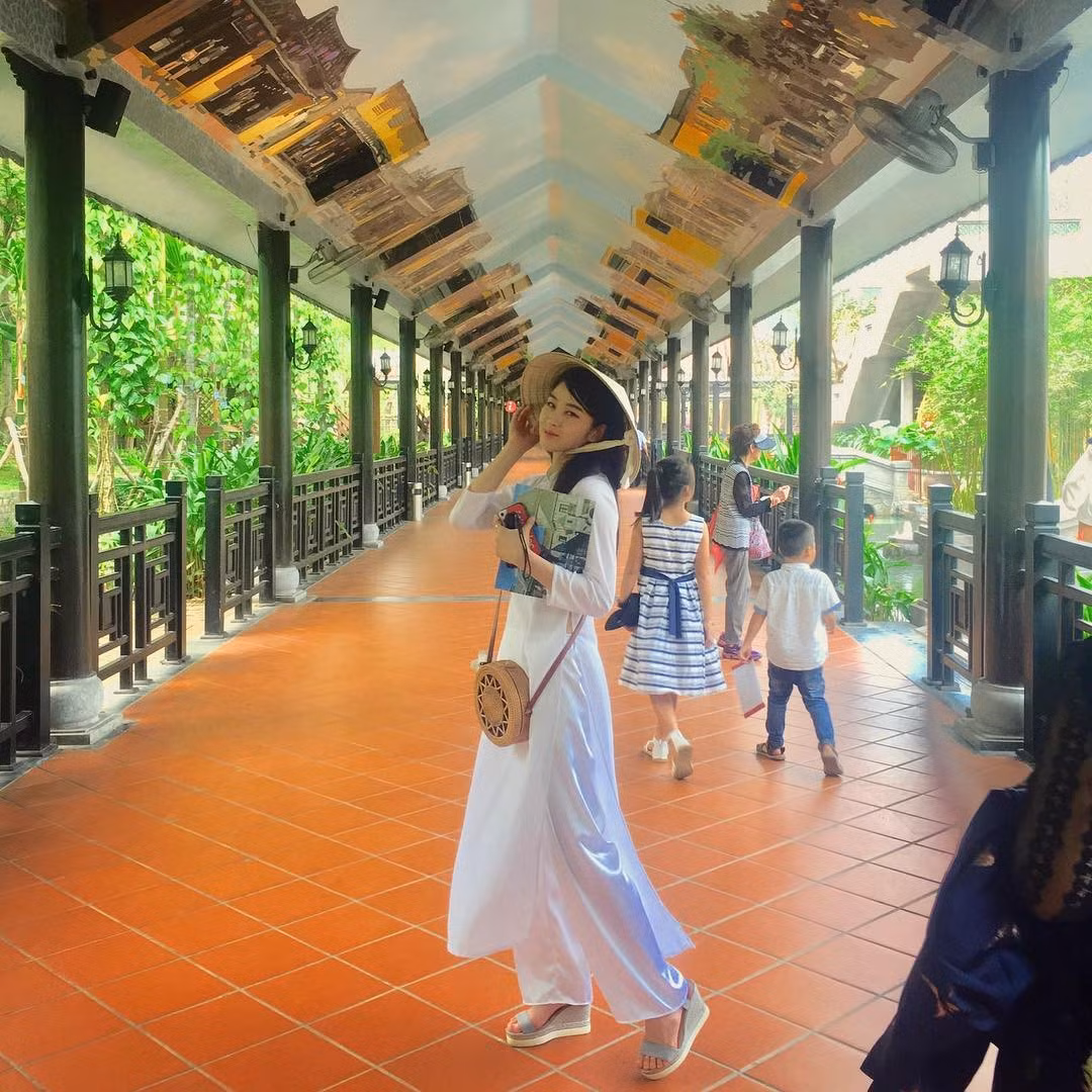 Tháng 3/2019, người đẹp từng đến Việt Nam du lịch. Cô đăng lên Instagram những bức ảnh mặc áo dài trắng và đội nón lá.