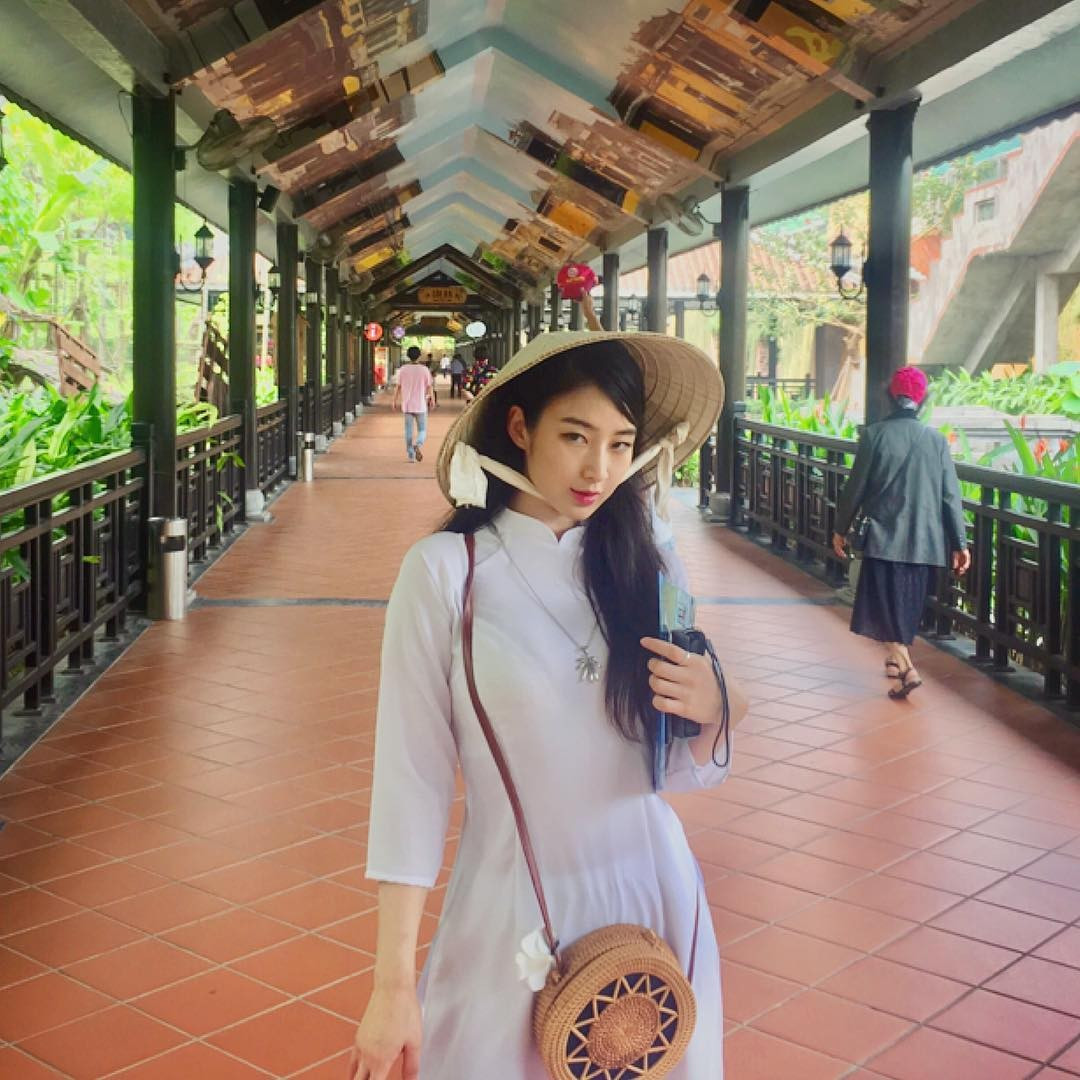 Tài khoản Instagram của Kim có hơn 1,2 triệu người theo dõi. Trên trang cá nhân, cô chủ yếu chia sẻ hình ảnh và video khoe sắc vóc gợi cảm trong công việc và thường ngày.