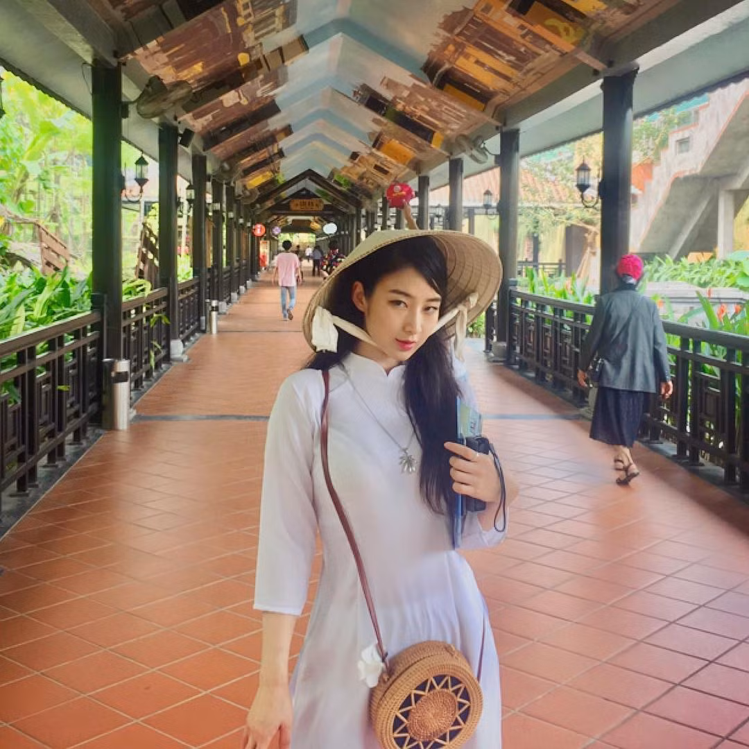 Tài khoản Instagram của Kim có hơn 1,2 triệu người theo dõi. Trên trang cá nhân, cô chủ yếu chia sẻ hình ảnh và video khoe sắc vóc gợi cảm trong công việc và thường ngày.