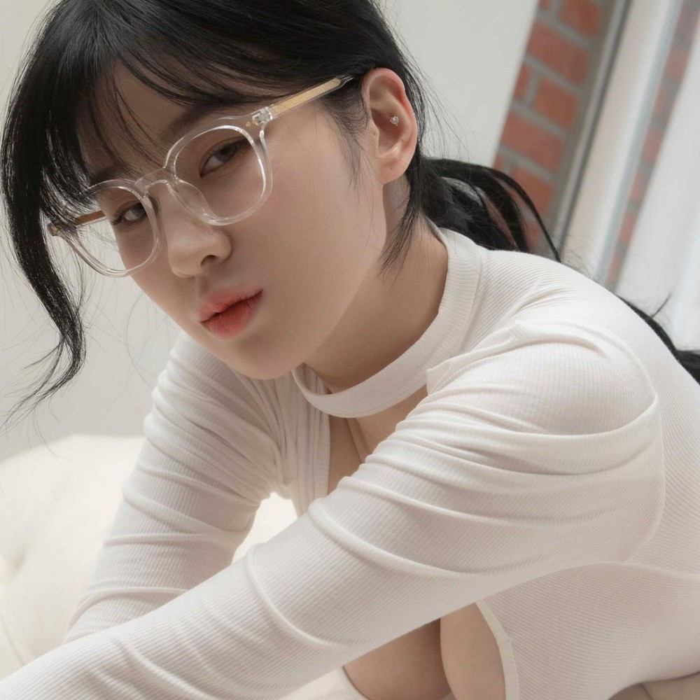 Người đẹp không quá cao, chỉ 1,65 m nhưng đổi lại có tỷ lệ cơ thể đáng mơ ước, đặc biệt là vòng một đầy đặn.