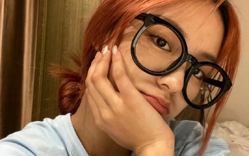 Cụ thể, team qua đường từng vô tình chụp lại ảnh của cô và đăng tải lên mạng xã hội. Khác với hình ảnh "nữ thần", Đao Tiểu Đao Sama ngoài đời thực có thân hình khá đẫy đà, đôi chân thô, to.