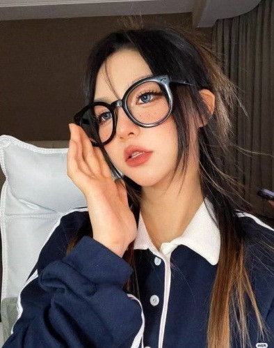 Các bức ảnh của hot girl TikTok vẫn nhận về lượt theo dõi "khủng" trên mạng xã hội.