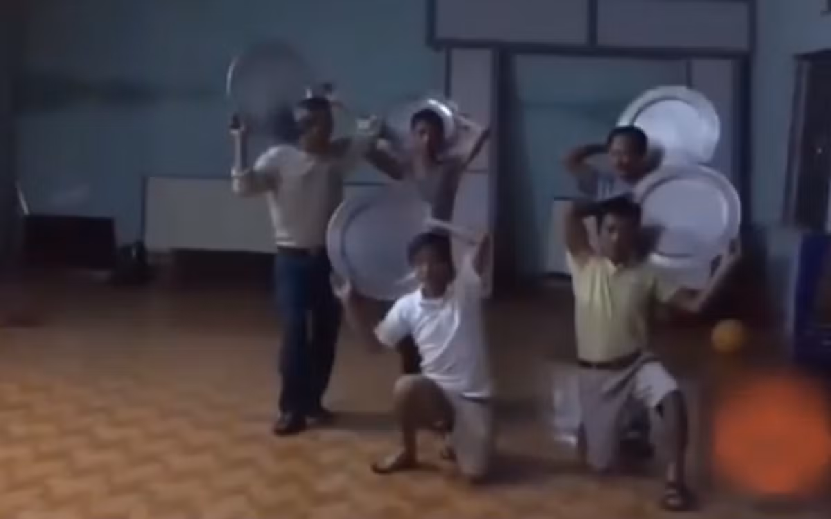 Đây là buổi luyện tập dành tặng các bà vợ của xóm nhân ngày Phụ nữ Việt Nam.