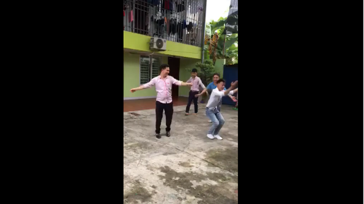 Hình ảnh ghi lại, từ trai trẻ đến trung niên tập múa trên nền nhạc một bài hát Ấn Độ nổi tiếng. Ảnh: Tổng hợp