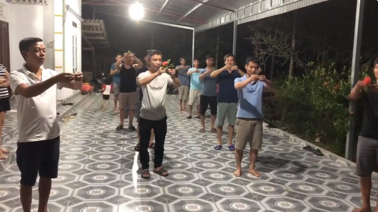 Mặc dù động tác còn "sượng trân" thế nhưng ai nấy đều tập luyện rất nghiêm túc để hoàn thành món quà 20/10 ý nghĩa này.