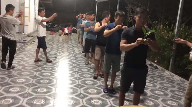 Mới đây, đoạn clip ghi lại cảnh đấng mày râu tập dượt bài múa tặng hội chị em trong nhân ngày 20/10 gây chú ý. Những người đàn ông tập hợp lại với nhau, tự tập duyệt bài múa với những điệu múa đơn giản, thậm chí là có chút ngượng nghịu.