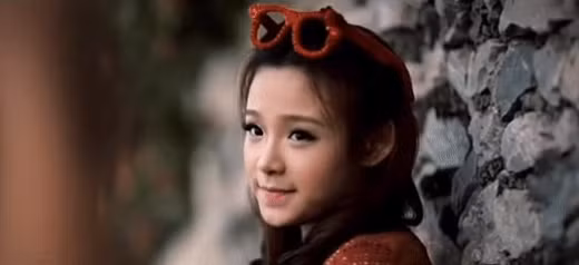 Thời điểm cách đây khoảng 10 năm khi còn là hot girl đình đám, Huyền Baby trang điểm và ăn mặc đúng mốt thời đó như son hồng cánh sen, mắt đánh nhũ bạc.