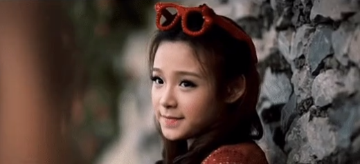 Thời điểm cách đây khoảng 10 năm khi còn là hot girl đình đám, Huyền Baby trang điểm và ăn mặc đúng mốt thời đó như son hồng cánh sen, mắt đánh nhũ bạc.