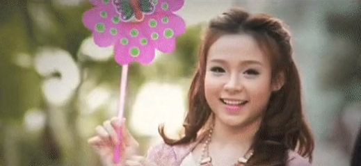 Nhiều chị em không khỏi xuýt xoa khi cựu hot girl vượt ải son hồng một cách dễ dàng, vẫn cuốn hút và xinh đẹp.