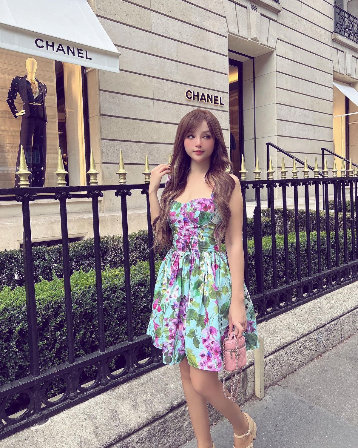 Không chỉ có vóc dáng "nảy nở" hơn, đầy đặn hơn, mà gương mặt của cô nàng cũng có rất nhiều thay đổi.