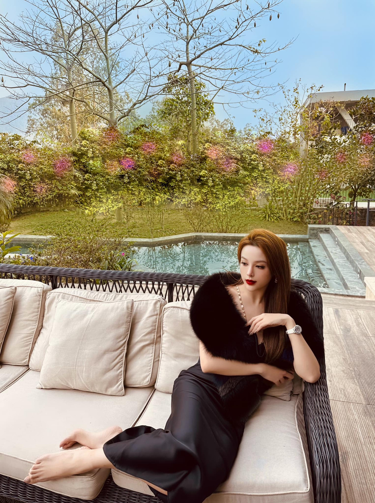 Chính sự thay đổi này đã khiến mọi người đặt ra nghi vấn Huyền Baby dụng dao kéo để chỉnh sửa nhan sắc. Ảnh: Tổng hợp