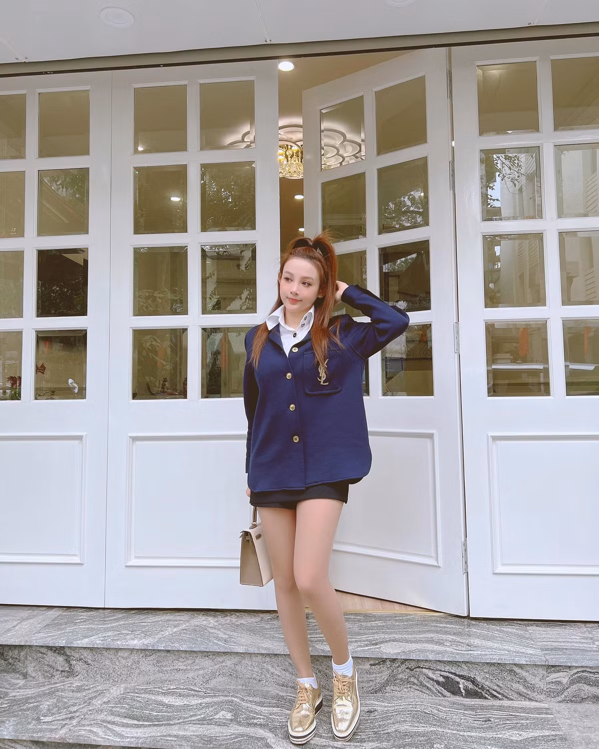 Sự trở lại của cựu hot girl làm netizen tò mò, cũng từ đây những khoảnh khắc ngày xửa ngày xưa của “chị đẹp” được cư dân mạng chia sẻ rầm rộ.