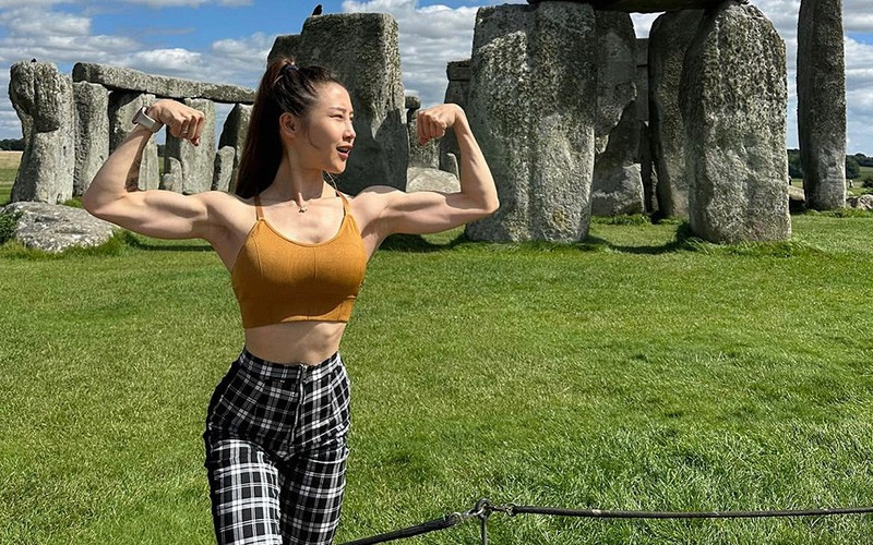 Alisa là gái xinh Đài Loan nổi tiếng khắp MXH nhờ những hình ảnh khoe cơ bắp cuồn cuộn.