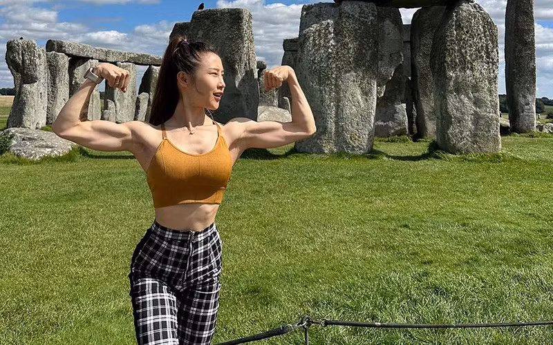 Alisa là gái xinh Đài Loan nổi tiếng khắp MXH nhờ những hình ảnh khoe cơ bắp cuồn cuộn.