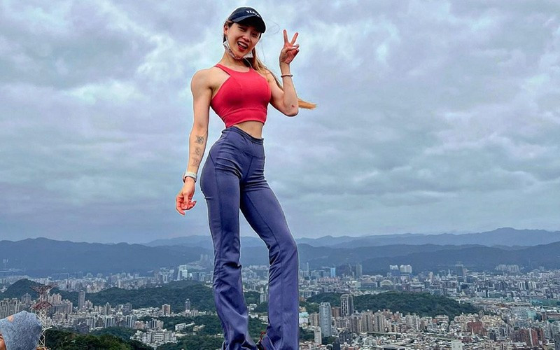 Alisa khoe khéo hình thể và làn da mịn màng không tì vết trong mỗi bức ảnh mà cô đăng tải.