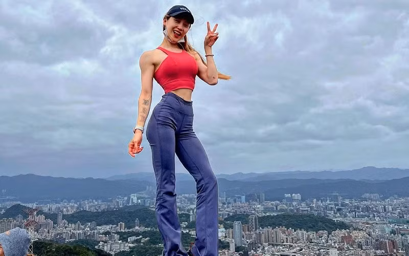 Alisa khoe khéo hình thể và làn da mịn màng không tì vết trong mỗi bức ảnh mà cô đăng tải.