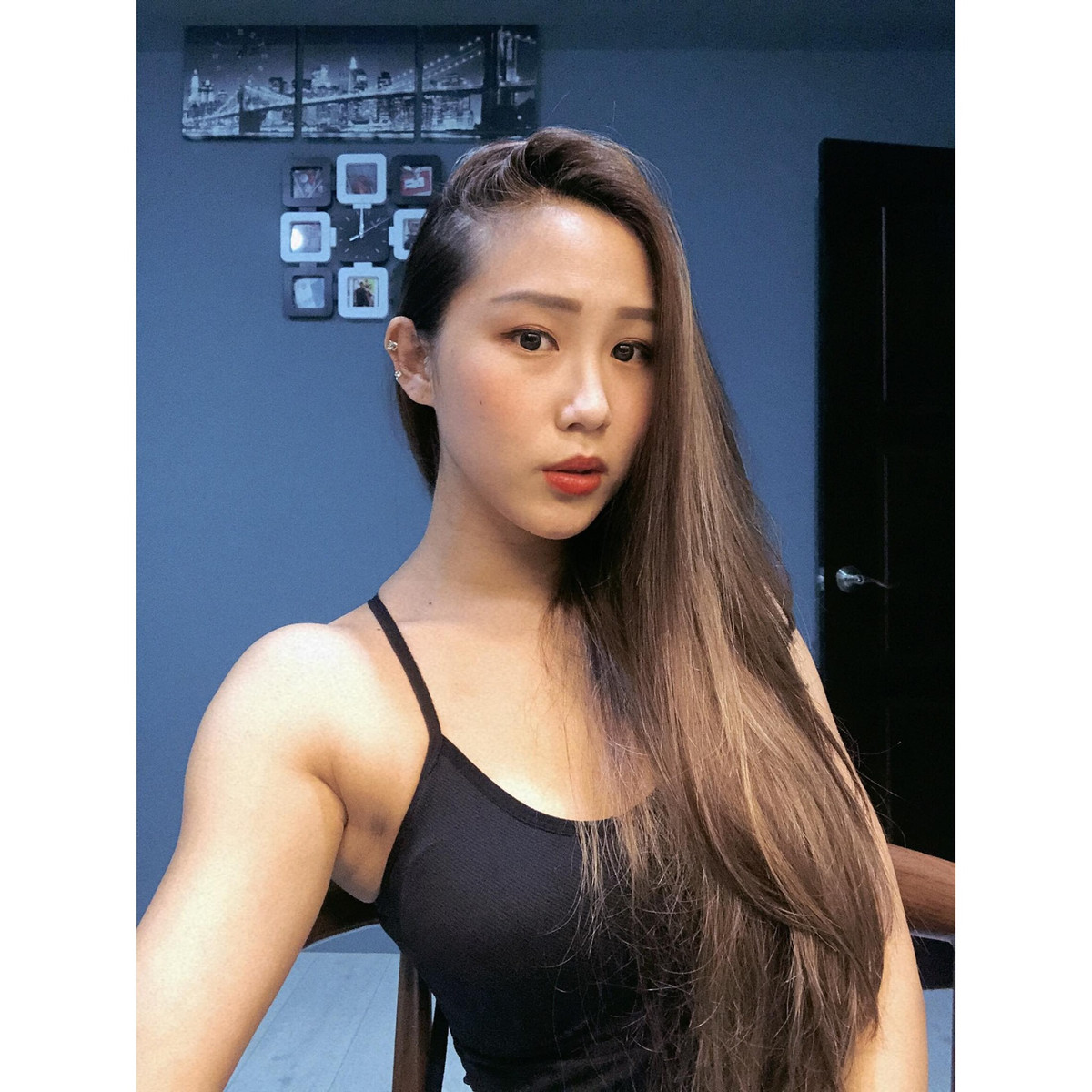 Cô nàng cao 1m63 nhưng tỷ lệ rất chuẩn mực, điểm ấn tượng chính là tay chân cuồn cuộn cơ bắp.