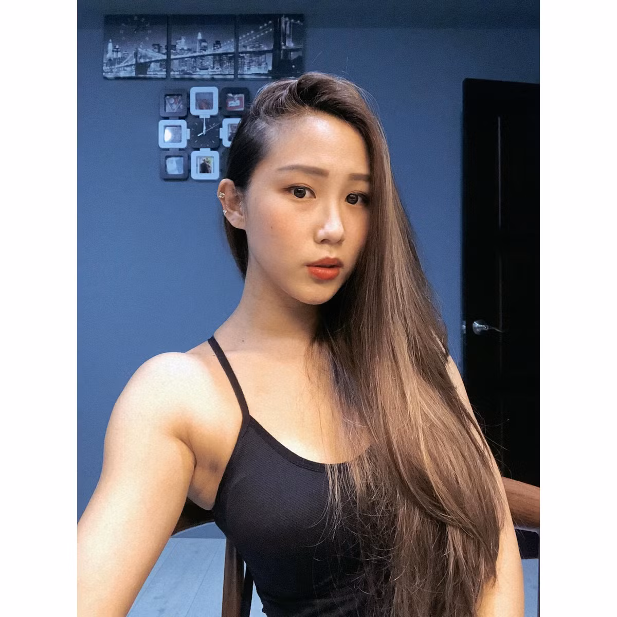 Cô nàng cao 1m63 nhưng tỷ lệ rất chuẩn mực, điểm ấn tượng chính là tay chân cuồn cuộn cơ bắp.