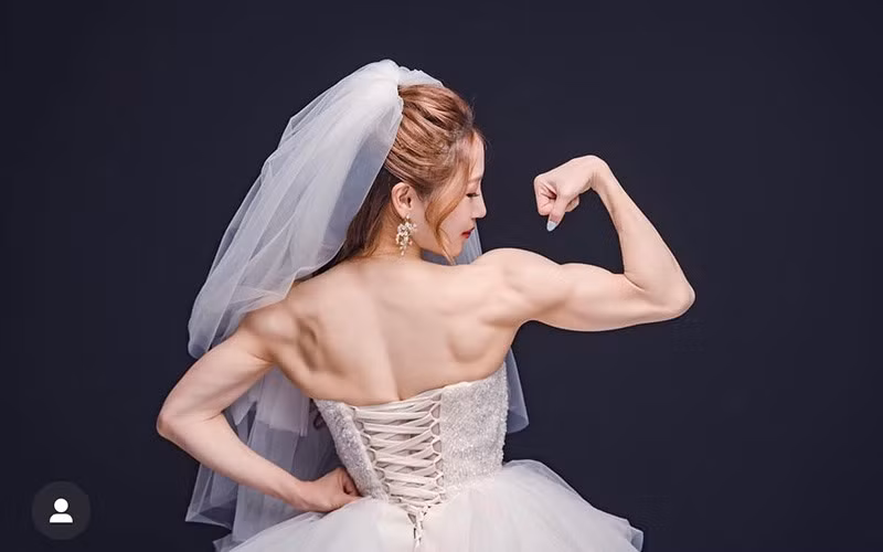 Bức ảnh viral nhất của hot girl cơ bắp này chính là thời khắc cô làm cô dâu khoác lên người bộ áo cưới gợi cảm và khoe cơ bắp ấn tượng.