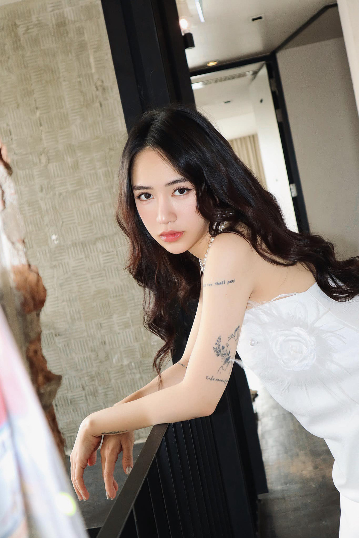 Còn trẻ nhưng cô nàng đã nổi tiếng với lối sống sang chảnh, thường xuyên mua đồ hiệu, không ngại chi tiền đi du lịch nước ngoài...Ảnh: FBNV