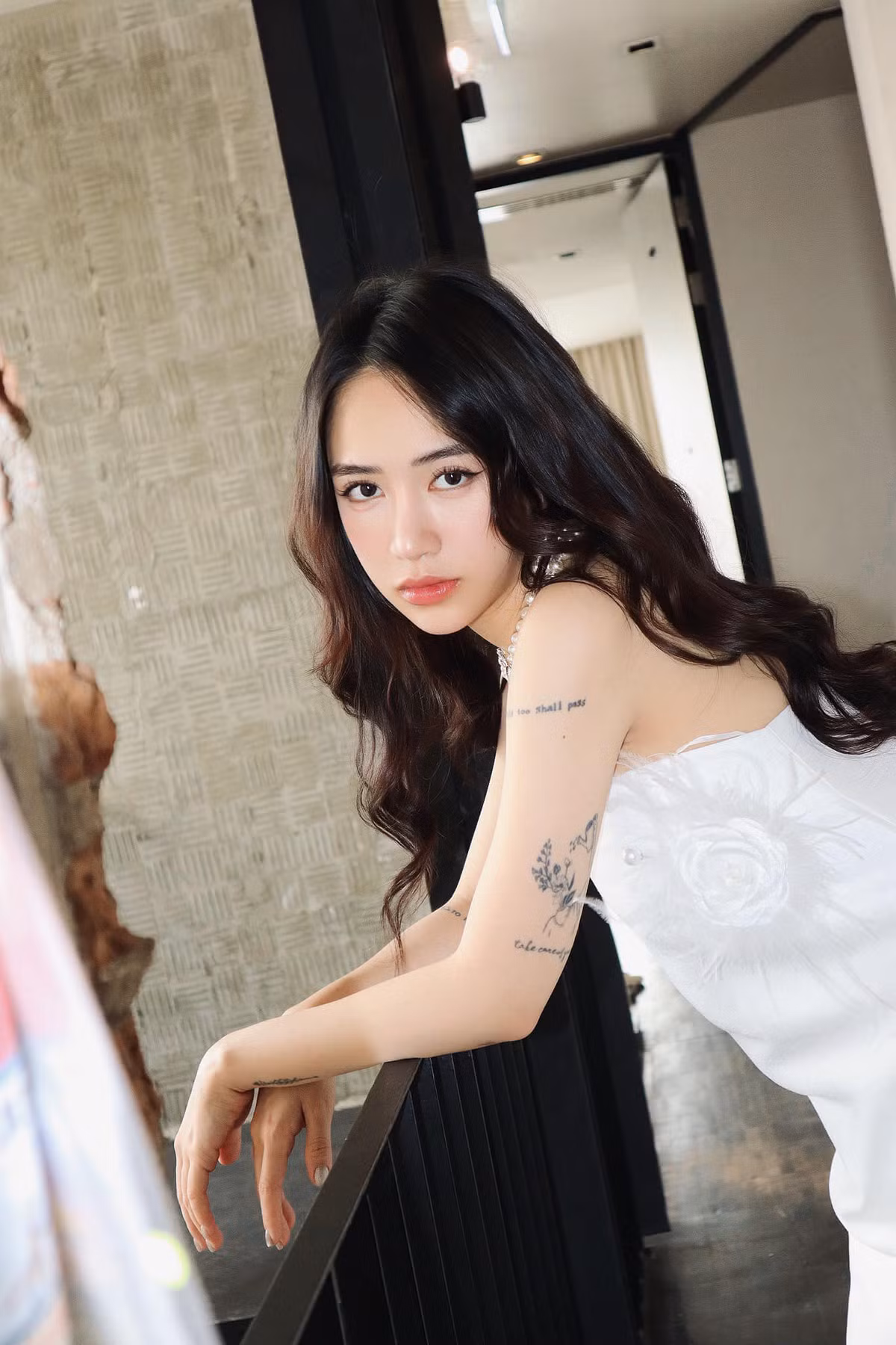 Còn trẻ nhưng cô nàng đã nổi tiếng với lối sống sang chảnh, thường xuyên mua đồ hiệu, không ngại chi tiền đi du lịch nước ngoài...Ảnh: FBNV