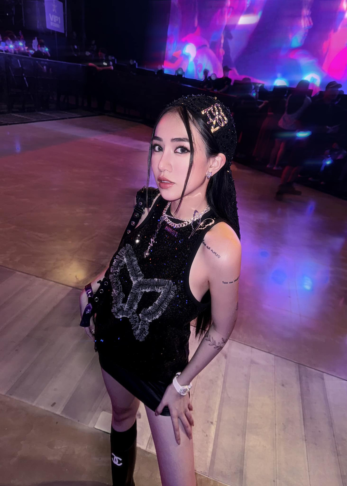 Trên trang cá nhân, cô tích cực đăng tải các bức ảnh khoe eo thon trong những thiết kế áo táo bạo.