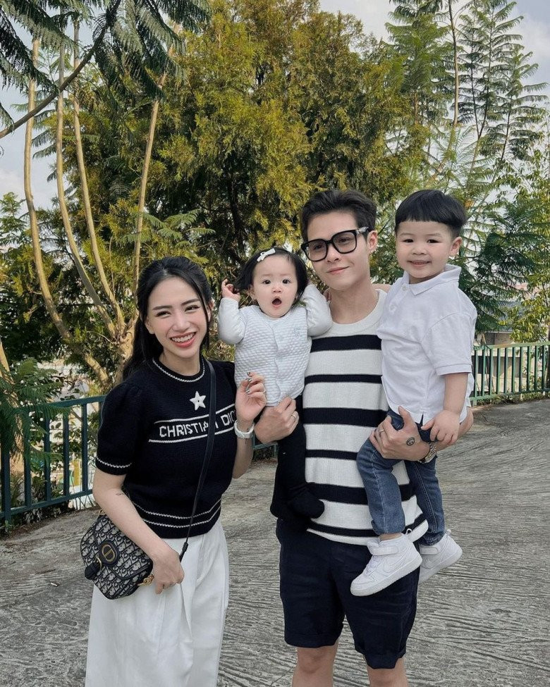 Joyce Phạm - con gái đại gia Minh Nhựa cũng là hot mom đình đám khi làm mẹ hai con khi còn quá trẻ.