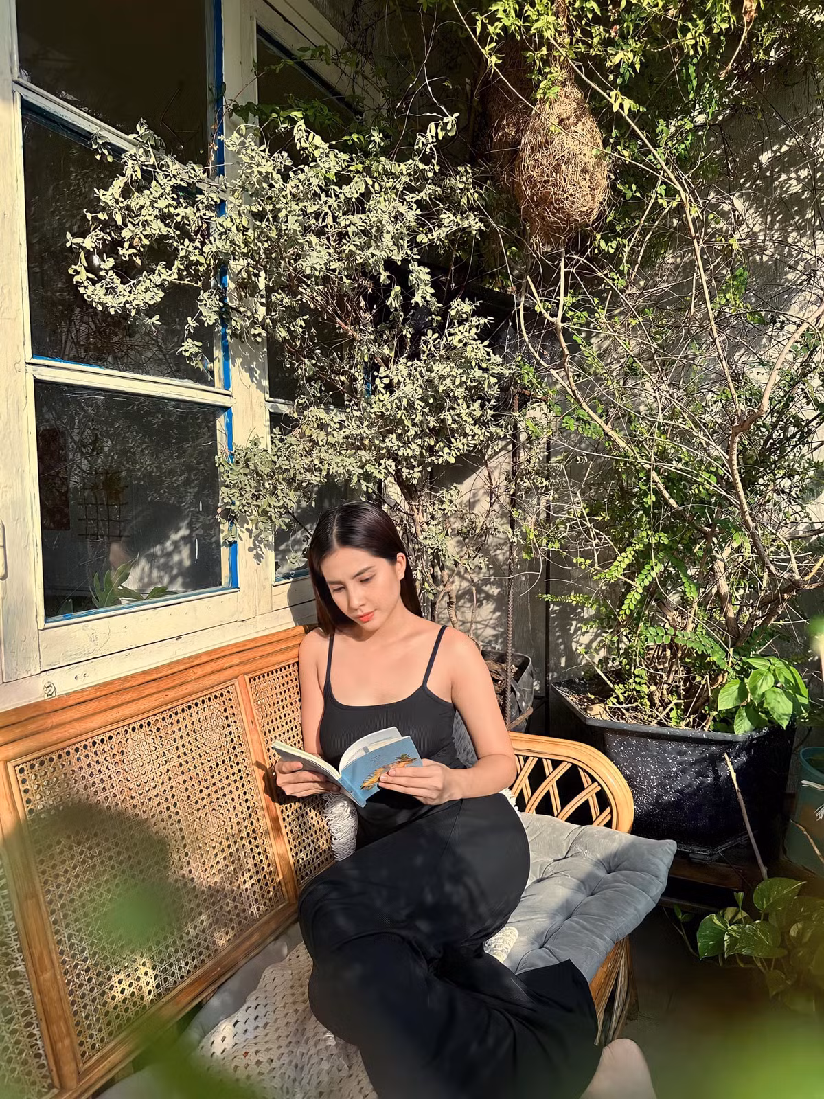 Cô thường diện những chiếc váy sang trọng, khoe bờ vai mảnh mai hay tấm lưng trần gợi cảm.