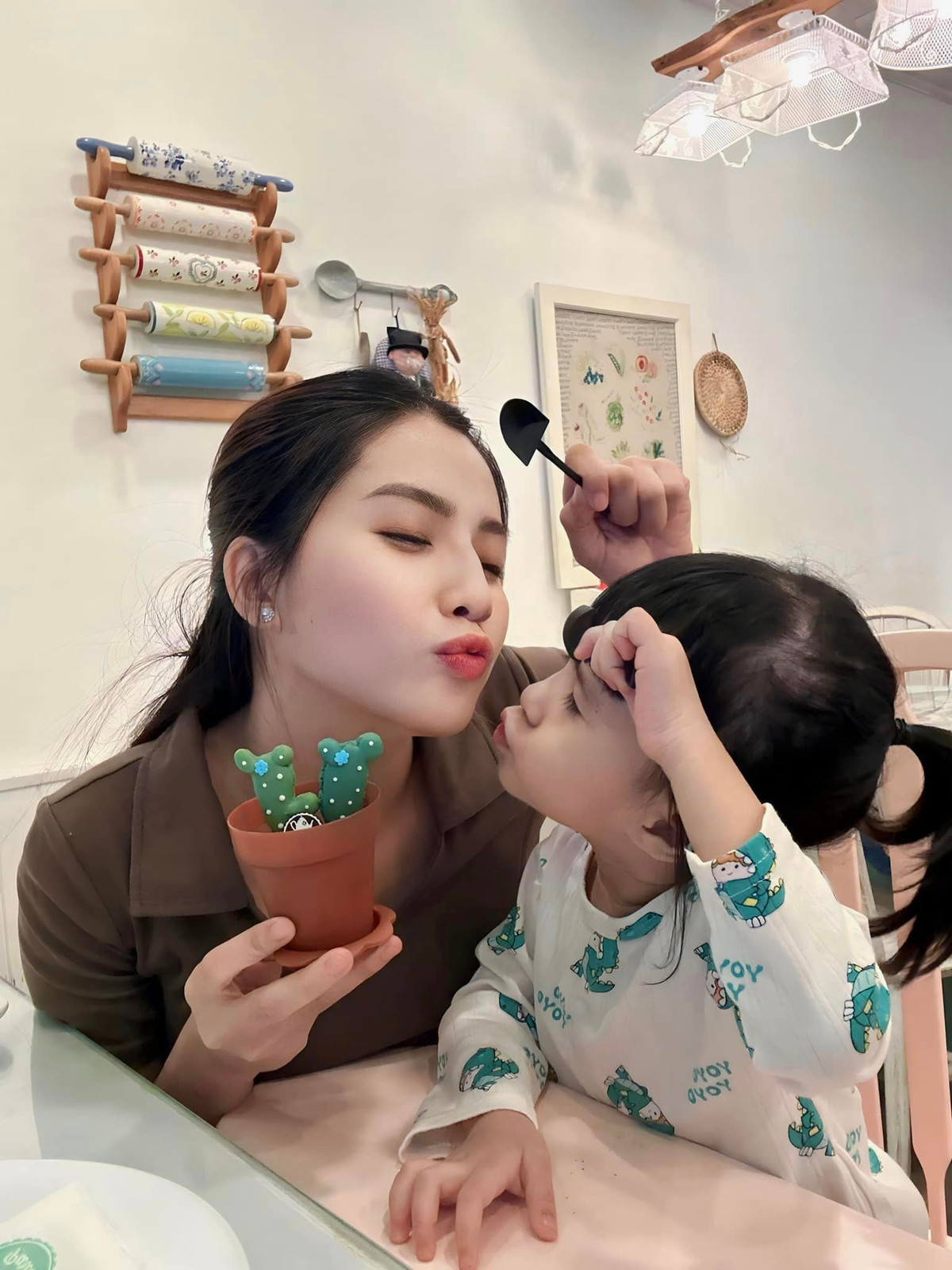 Được biết đến là gương mặt người mẫu - nữ diễn viên trẻ triển vọng, Thiên An hiện tại đã "lên chức" bà mẹ 1 con.