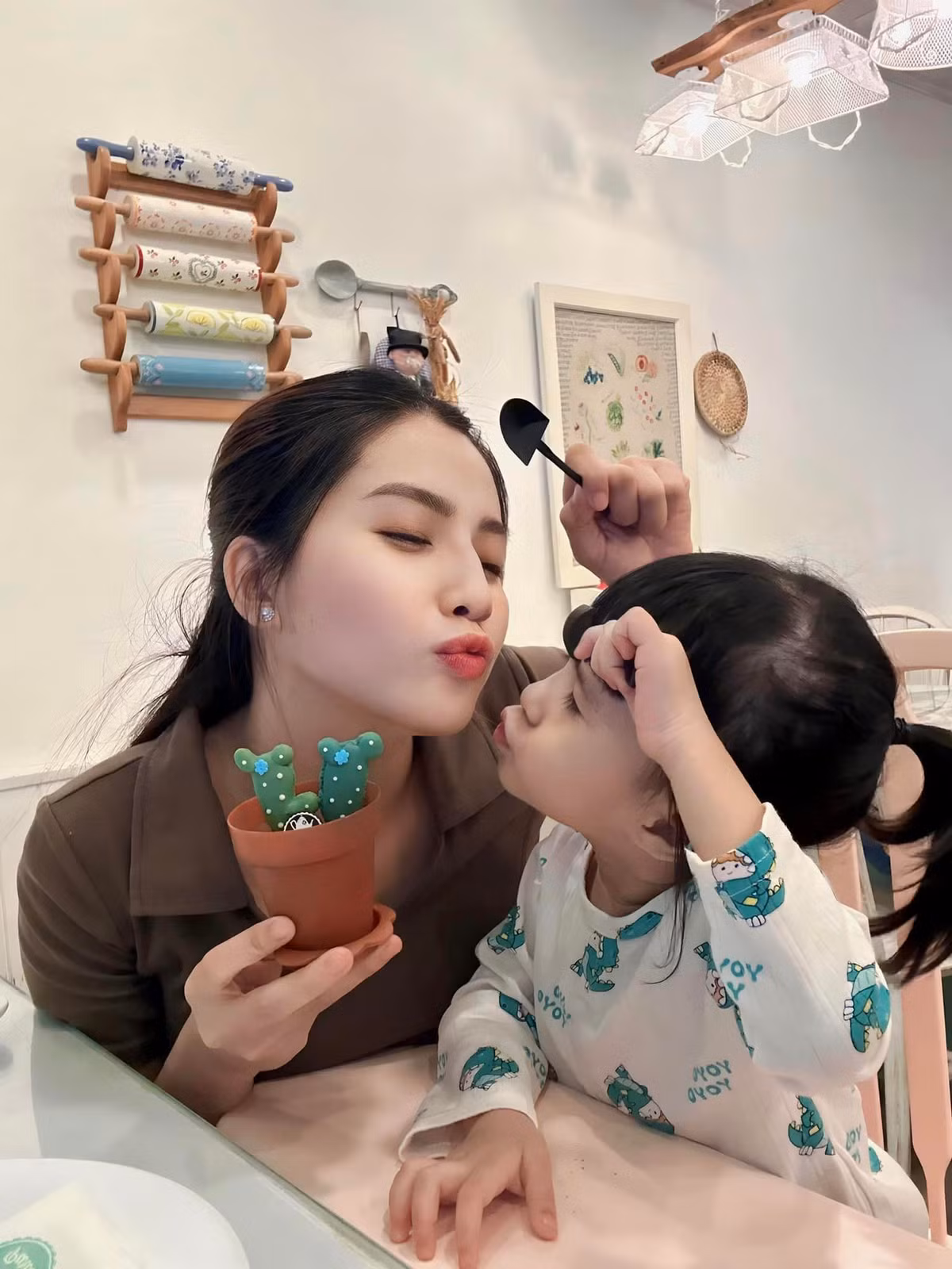 Được biết đến là gương mặt người mẫu - nữ diễn viên trẻ triển vọng, Thiên An hiện tại đã "lên chức" bà mẹ 1 con.