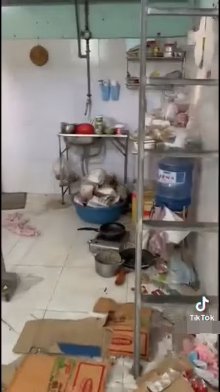 Được biết, phải mất 4 giờ đồng hồ dọn dẹp cật lực, nhân viên vệ sinh mới đưa được căn nhà trở về trạng thái gần như ban đầu.