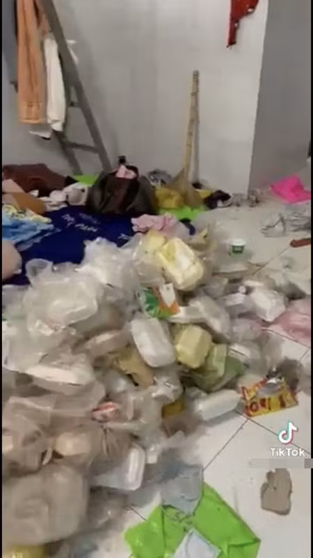 Artter Ratcha cho biết căn phòng trọ bốc mùi hôi thối nồng nặc. Bất lực trước cảnh này, anh phải thuê người đến dọn dẹp, nhưng tình trạng ô nhiễm ở đây tồi tệ đến nỗi người đến dọn nhà cũng buồn nôn.