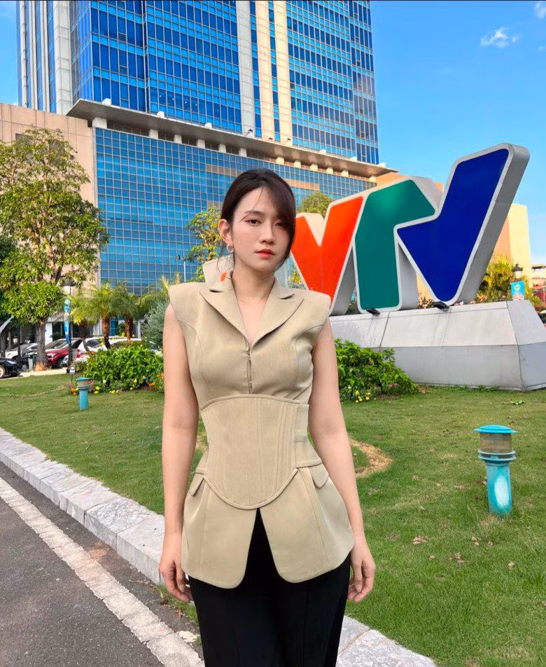 Tuy nhiên ở thời điểm hiện tại, nữ TikToker nổi loạn ngày nào nhận được nhiều lời khen với cách ăn mặc chỉn chu, lịch thiệp mà vẫn rất cuốn hút.