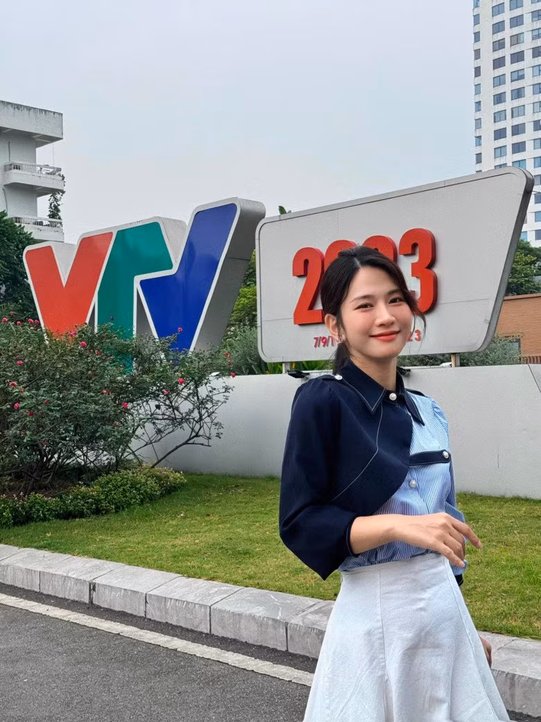 Sự lên hương trong nhan sắc này của Lê Bống tới từ nguyên nhân là cô đã thay đổi trong phong cách ăn mặc.