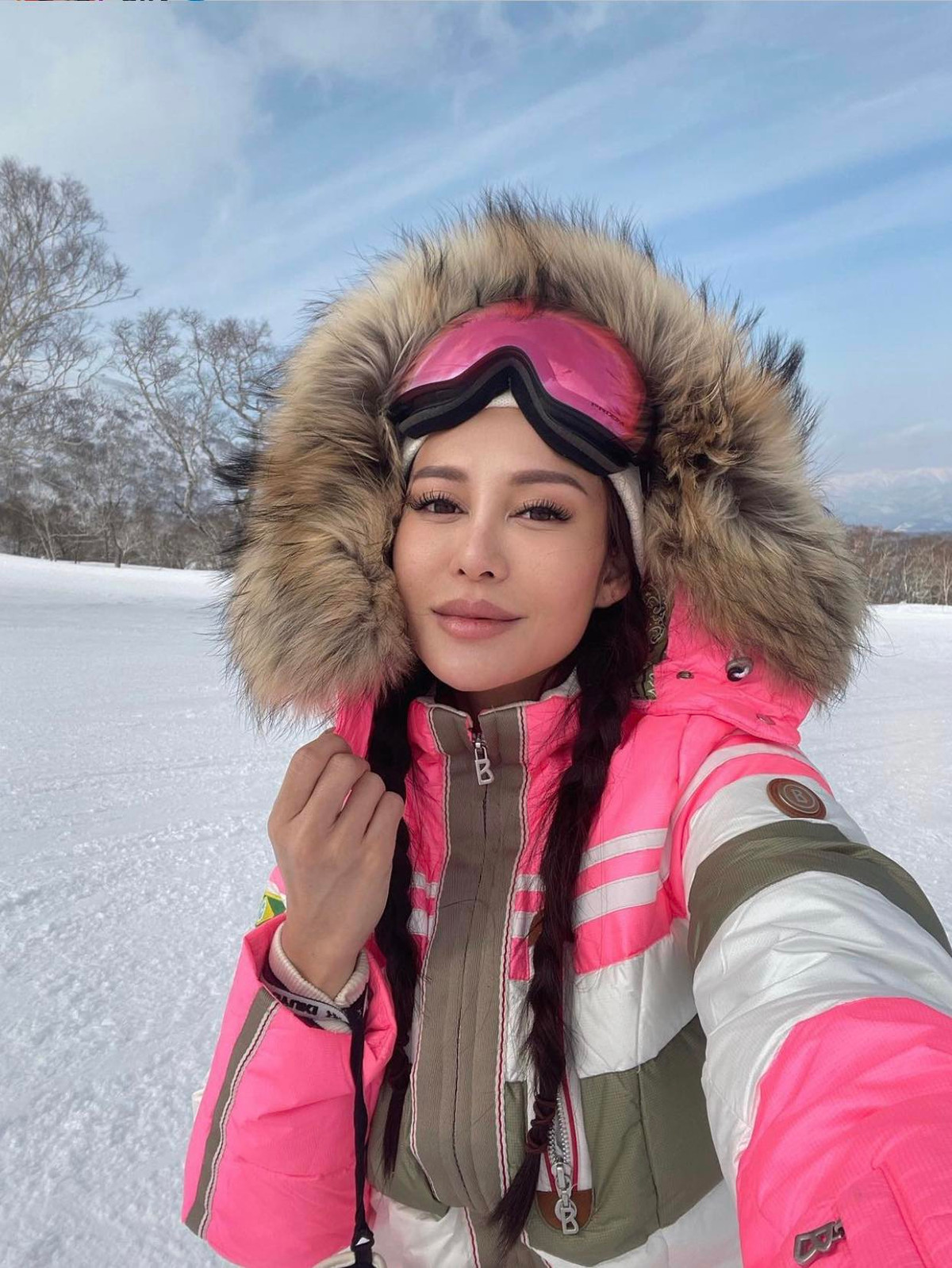 Là người làm trong lĩnh vực truyền thông xã hội, Eleanor Lam có mối quan hệ với nhiều cái tên đình đám của Hollywood như Pharrell Williams - nhạc sĩ, nhà sản xuất nhạc, nhà thiết kế người Mỹ; Dương Tử Quỳnh - diễn viên đoạt giải Oscar và Rosé - giọng ca chính của nhóm nhạc nữ Hàn Quốc nổi tiếng Blackpink,...